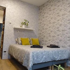 Superbe Studio Au 1Er Etage, Proche De La Gare Du Midi